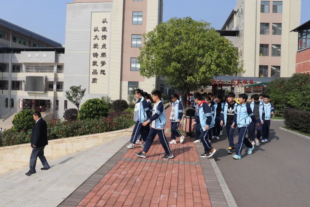 升旗仪式丨肩负时代重任,成就民族脊梁 - 新田德恒实验学校