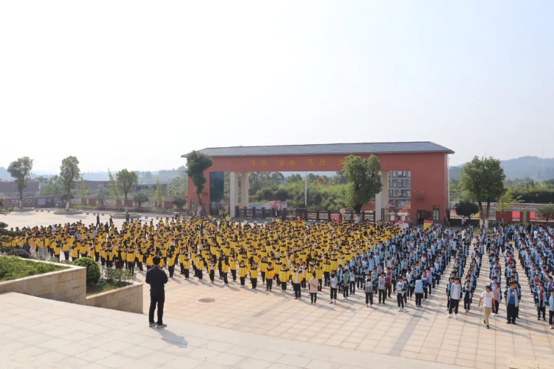 升旗仪式丨肩负时代重任,成就民族脊梁 - 新田德恒实验学校